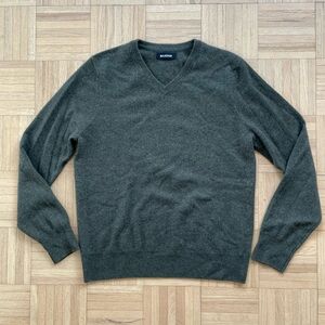 NAADAM Men's The Original Cashmere V-Neck Sweater, size M